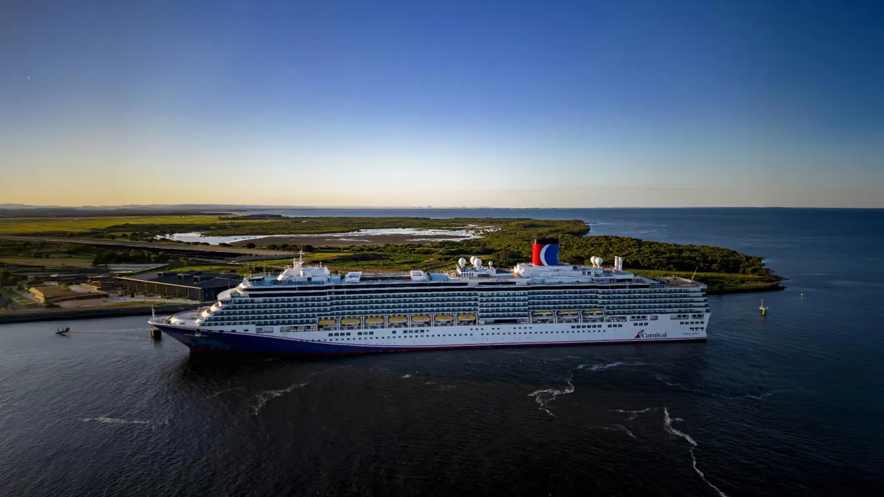 MS Carnival Luminosa, exterior