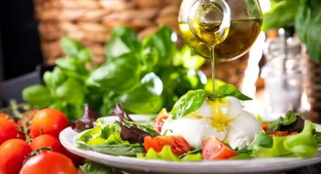 Sh_2167323175 Salad with Tomatoes and Burrata, Puglia Region, South of Italy_small