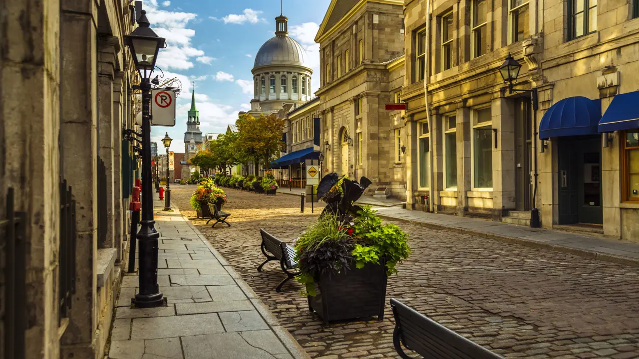 Old Montreal cobblestone street, Québec province